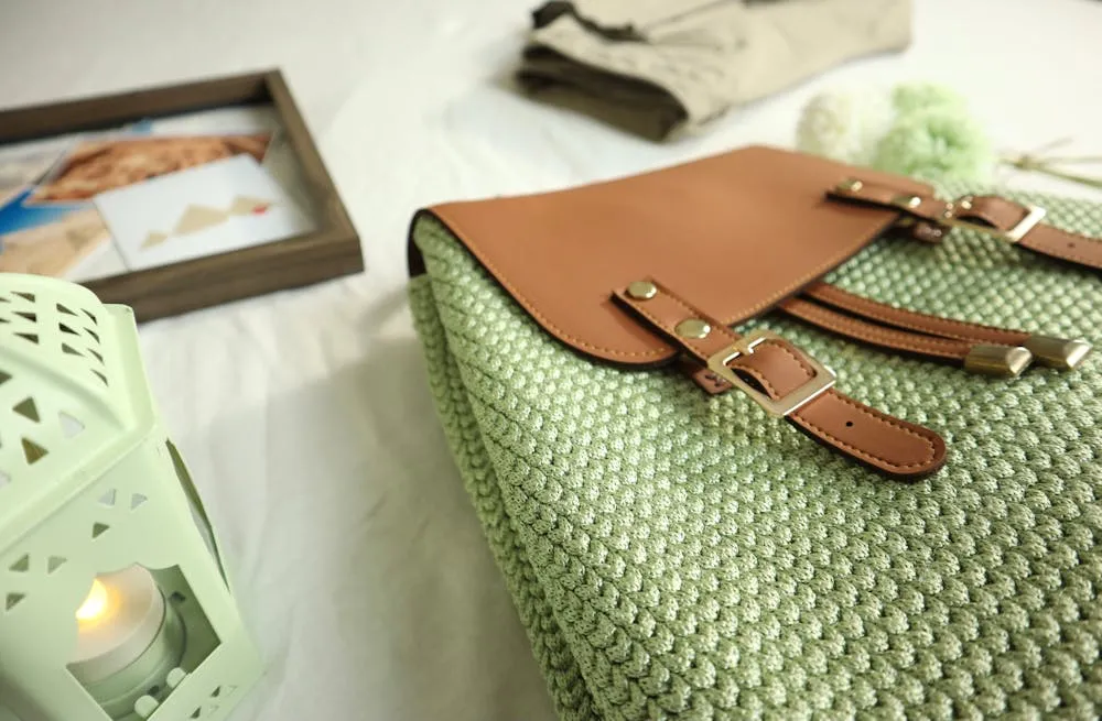 Cartera tejida a mano